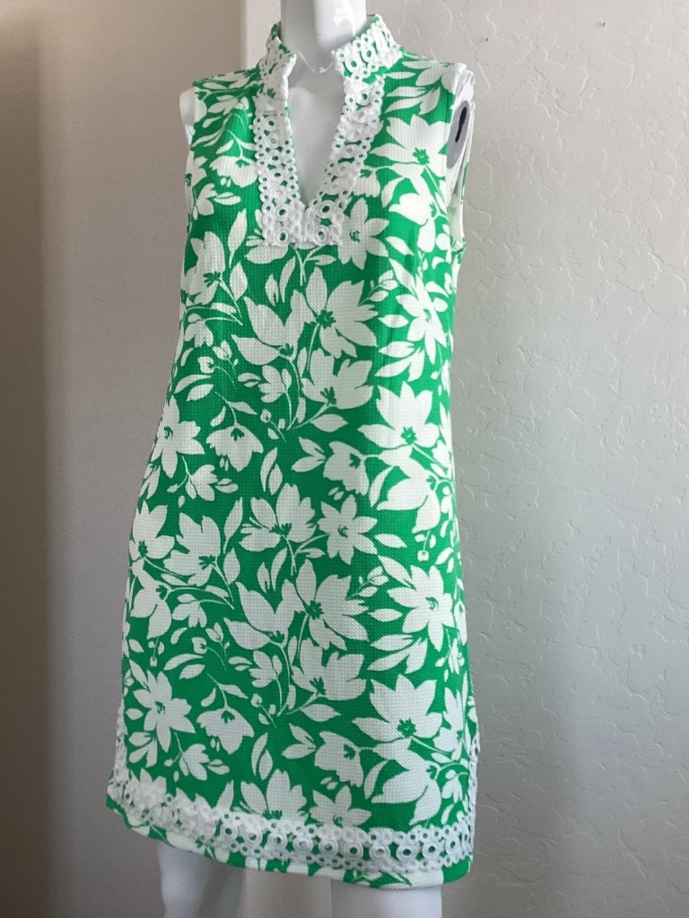 Eliza J., NEW WITHOUT TAGS, size M, sleeveless, midi, v-neck dress, embroidered